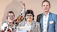 Iris Beuerlein-Gehring (von links), Elisabeth Müller-Förtsch und Bürgermeister Michael Ziegler bei der Preisverleihung.