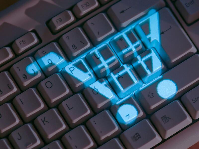 Das Symbol eines Einkaufskorbs leuchtet auf einer Tastatur