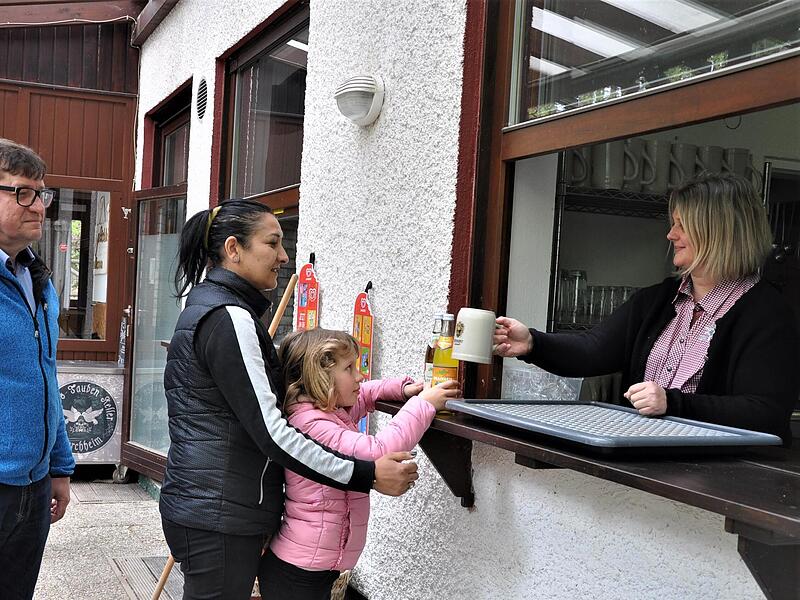Da war die Welt noch in Ordnung &ndash; Anfang 2022 legte Sabrina Wittnebel (rechts) als P&auml;chterin im Weiss-Tauben-Keller los.Forchheim & Fr&auml;nkische Schweiz