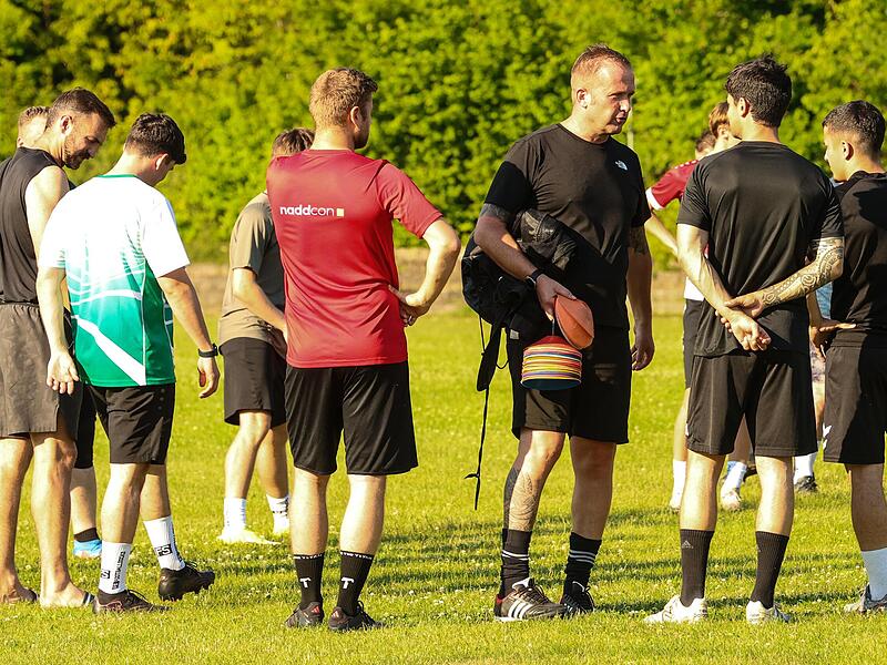 Der neue Trainer Heiko Melzer (Zweiter von rechts) bei seiner ersten Trainingseinheit mit dem FC Kronach. Der neue Trainer Heiko Melzer (Zweiter von rechts) bei seiner ersten Trainingseinheit mit dem FC Kronach.
