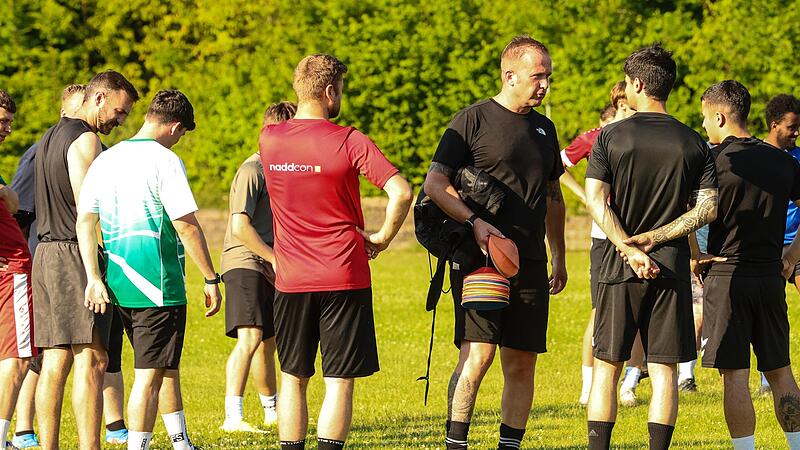 Der neue Trainer Heiko Melzer (Zweiter von rechts) bei seiner ersten Trainingseinheit mit dem FC Kronach. Der neue Trainer Heiko Melzer (Zweiter von rechts) bei seiner ersten Trainingseinheit mit dem FC Kronach.