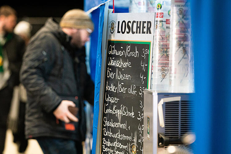 Im Eisstadion am Kieferndorfer Weg bereitet der Greuther Keller das Catering vor.