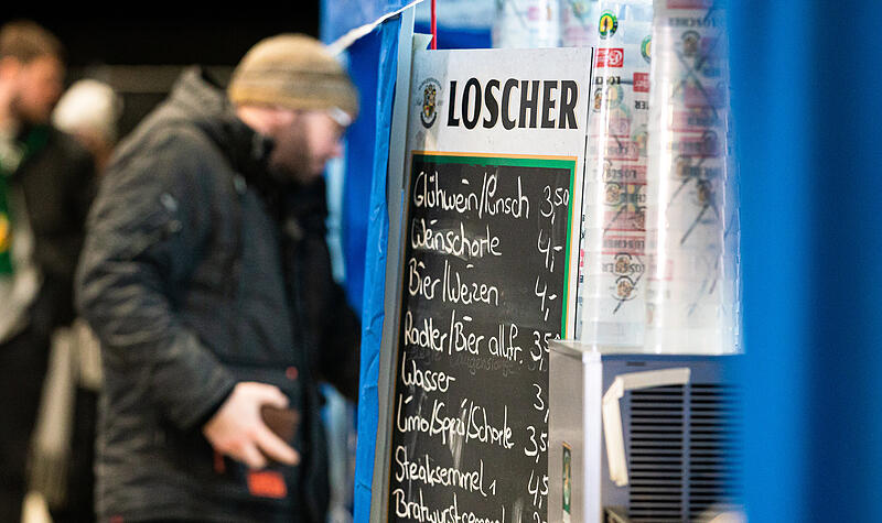Im Eisstadion am Kieferndorfer Weg bereitet der Greuther Keller das Catering vor.