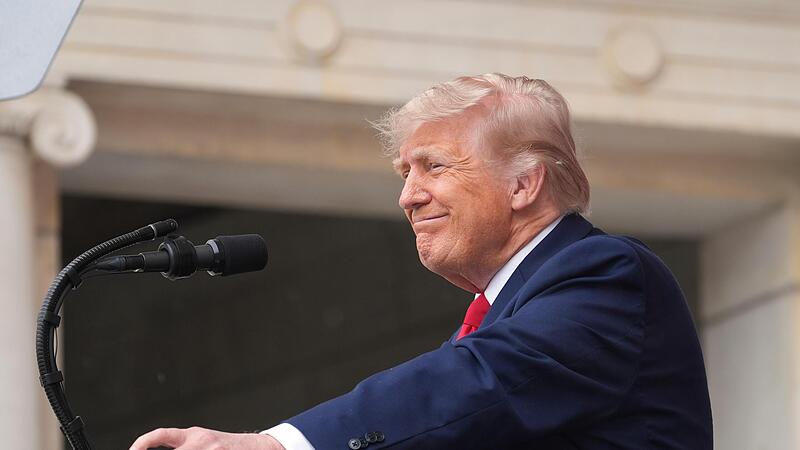US-Präsident Donald Trump dämpfte die Hoffnungen auf ein schnelles Abkommen zur Beendigung des Krieges. Vor einer Woche hatte Trump noch gewarnt, für den Iran ticke die Uhr, die Mullahs müssten sich schnell bewegen. US-Präsident Donald Trump dämpfte die Hoffnungen auf ein schnelles Abkommen zur Beendigung des Krieges. Vor einer Woche hatte Trump noch gewarnt, für den Iran ticke die Uhr, die Mullahs müssten sich schnell bewegen.