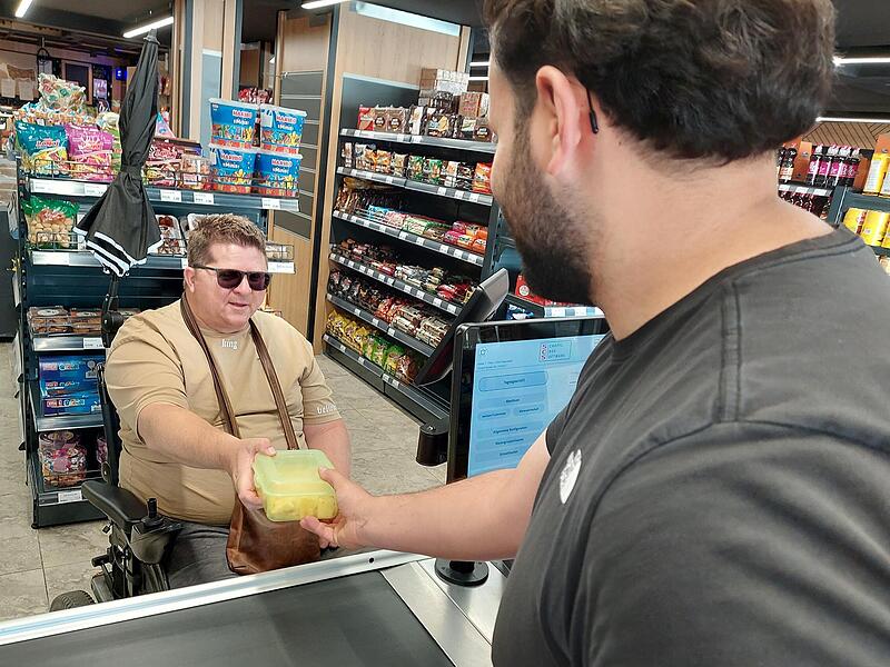 Dieter Bartak kauft täglich ins Mahsun Can Günerhans Supermarkt ein. Seit einem Jahr ist der Rewe am Paradeplatz geschlossen.Forchheim & Fränkische Schweiz Dieter Bartak kauft täglich ins Mahsun Can Günerhans Supermarkt ein. Seit einem Jahr ist der Rewe am Paradeplatz geschlossen.Forchheim & Fränkische Schweiz
