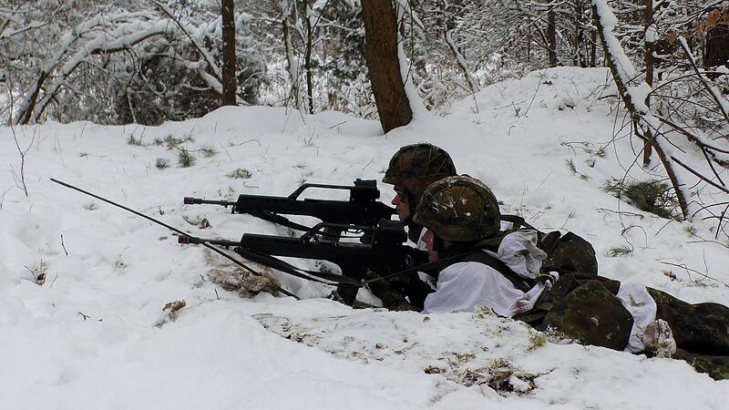 Soldaten der Mainfranken-Kaserne bei ihrer Grundausbildung im Winter (Archivbild). Soldaten der Mainfranken-Kaserne bei ihrer Grundausbildung im Winter (Archivbild).