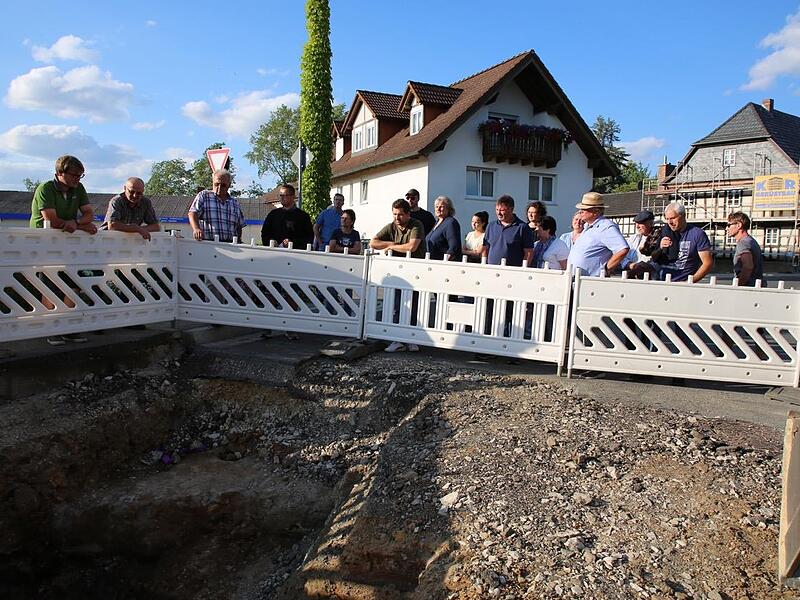 Gemeinderat Itzgrund: Rundfahrt mit Baustellenbesichtigung und Beratung: Noch durchschneidet ein tiefer, offener Graben einen Teil der Ortsdurchgangsstraße in Gleußen. Dass die Maßnahme vorankommt, erläuterten die Ingenieure Udo und Jonas Weber  v...