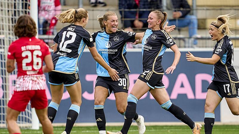 Ausgelassene Freude bei den Bundesliga-Frauen des 1. FC N&uuml;rnberg: Mit ihrem Traumtor in der 6. Minute hatte die Ex-Frensdorferin Nadja Burkard (2.r.) beim 2:0 gegen den SC Freiburg ihren Anteil am ersten Sieg.