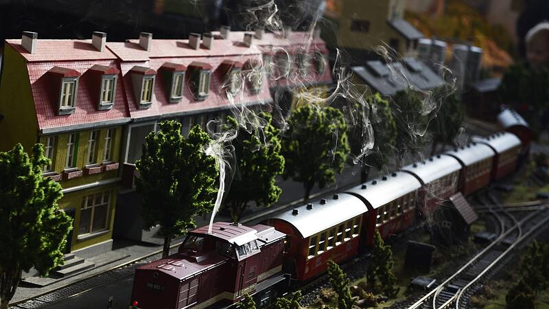 Eine qualmende Modelleisenbahn