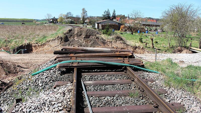 Die Eisenbahnbaustelle &uuml;ber den St&ouml;ckleinsbach bei Steppach. Die Bahnstrecke nach Schl&uuml;sselfeld soll noch eine Woche l&auml;nger gesperrt bleiben.