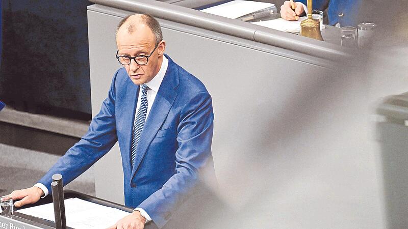 Kanzler Friedrich Merz (CDU) wirbt in seiner Regierungserklärung im Bundestag für die Zustimmung seiner EU-Kollegen zur Nutzung des eingefrorenen russischen Staatsvermögens zugunsten der Ukraine. Kanzler Friedrich Merz (CDU) wirbt in seiner Regierungserklärung im Bundestag für die Zustimmung seiner EU-Kollegen zur Nutzung des eingefrorenen russischen Staatsvermögens zugunsten der Ukraine.