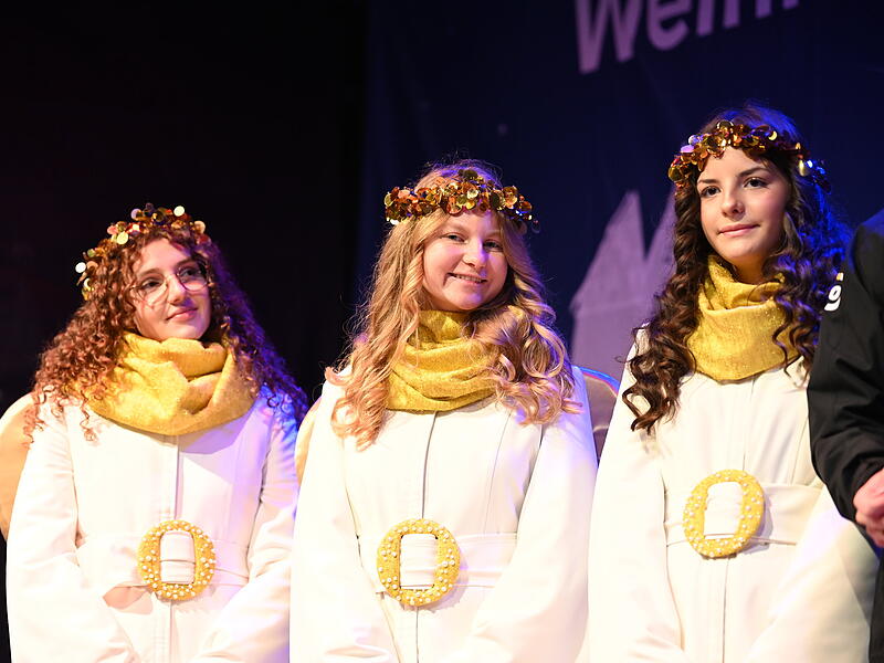 Die Forchheimer Weihnachtsengel (v.l.) Karolin Kübel und Arven Kannheisner und Annabelle Wiegärtner