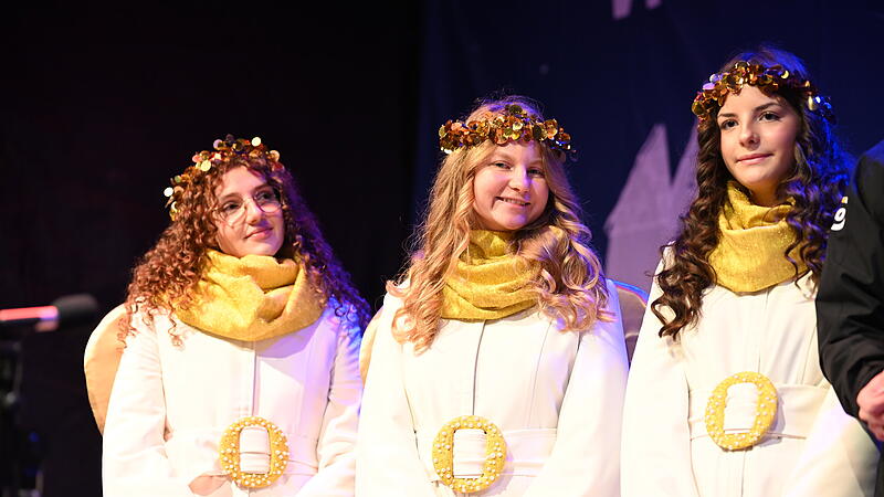 Die Forchheimer Weihnachtsengel (v.l.) Karolin Kübel und Arven Kannheisner und Annabelle Wiegärtner