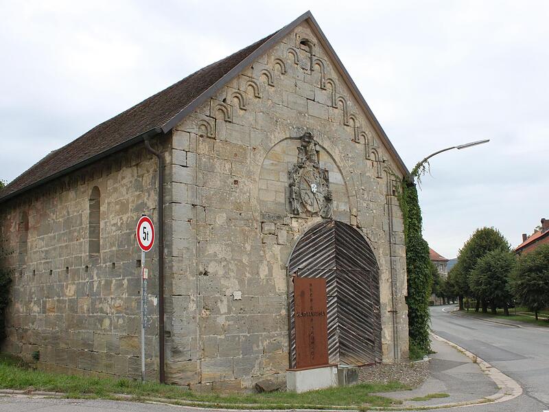 Die Katharinenkapelle stammt aus der ersten Hälfte des 13. Jahrhunderts und hat Bauernkrieg, Markgrafenkrieg und Dreißigjährigen Krieg überstanden. Sie soll im Mittelpunkt des geplanten Dokumentationszentrums stehen. Die Katharinenkapelle stammt aus der ersten Hälfte des 13. Jahrhunderts und hat Bauernkrieg, Markgrafenkrieg und Dreißigjährigen Krieg überstanden. Sie soll im Mittelpunkt des geplanten Dokumentationszentrums stehen.