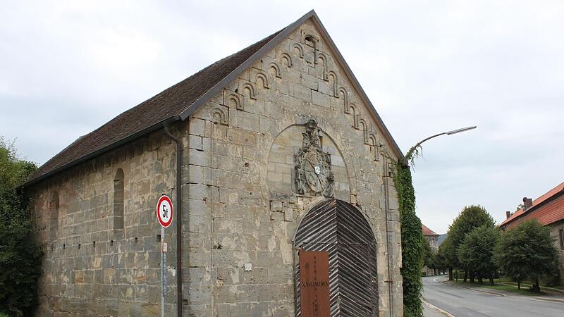 Die Katharinenkapelle stammt aus der ersten H&auml;lfte des 13. Jahrhunderts und hat Bauernkrieg, Markgrafenkrieg und Drei&szlig;igj&auml;hrigen Krieg &uuml;berstanden. Sie soll im Mittelpunkt des geplanten Dokumentationszentrums stehen.