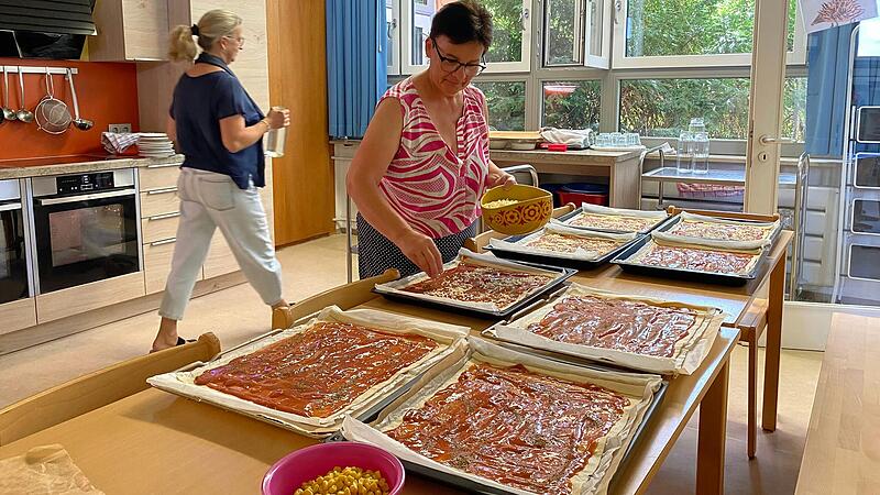 Die Mittagsbetreuung der Grundschule Kleinlangheim für Großlangheim, Kleinlangheim und Wiesenbronn findet im Schulhaus statt. In der Küche bereitet Gudrun Gramlich (rechts) das Mittagessen zu. "Mitti"-Leiterin Hanne Jandl erledigt vor dem Eintreffen der Kinder noch letzte Arbeiten. Die Mittagsbetreuung der Grundschule Kleinlangheim für Großlangheim, Kleinlangheim und Wiesenbronn findet im Schulhaus statt. In der Küche bereitet Gudrun Gramlich (rechts) das Mittagessen zu. "Mitti"-Leiterin Hanne Jandl erledigt vor dem Eintreffen der Kinder noch letzte Arbeiten.