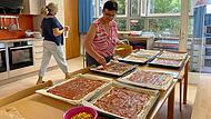 Die Mittagsbetreuung der Grundschule Kleinlangheim f&uuml;r Gro&szlig;langheim, Kleinlangheim und Wiesenbronn findet im Schulhaus statt. In der K&uuml;che bereitet Gudrun Gramlich (rechts) das Mittagessen zu. "Mitti"-Leiterin Hanne Jandl erledigt vor dem Eintreffen der Kinder noch letzte Arbeiten.