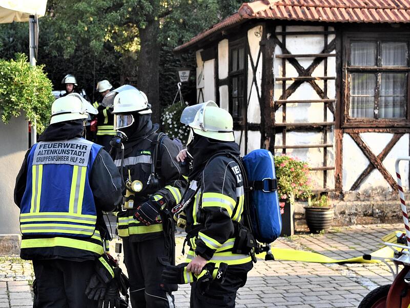 Auch Atemschutzträger waren bei dem am Freitagfrüh gemeldeten Zimmerbrand in Altenkunstadt im Einsatz.
