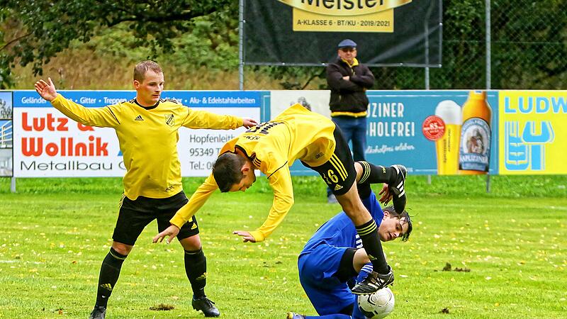 Der K&ouml;dnitzer Lucca-Jan Diederichs geht nach einem Zweikampf mit dem Kasendorfer Johannes Hofmann (blaues Trikot) zu Boden.