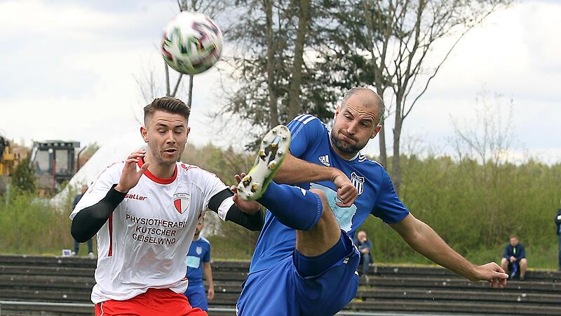 Mit 0:7 ist der FC R&ouml;bersdorf um Spielertrainer Marcel Burkard (r.) zuletzt beim SC Reichmannsdorf untergegangen.