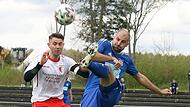 Mit 0:7 ist der FC R&ouml;bersdorf um Spielertrainer Marcel Burkard (r.) zuletzt beim SC Reichmannsdorf untergegangen.
