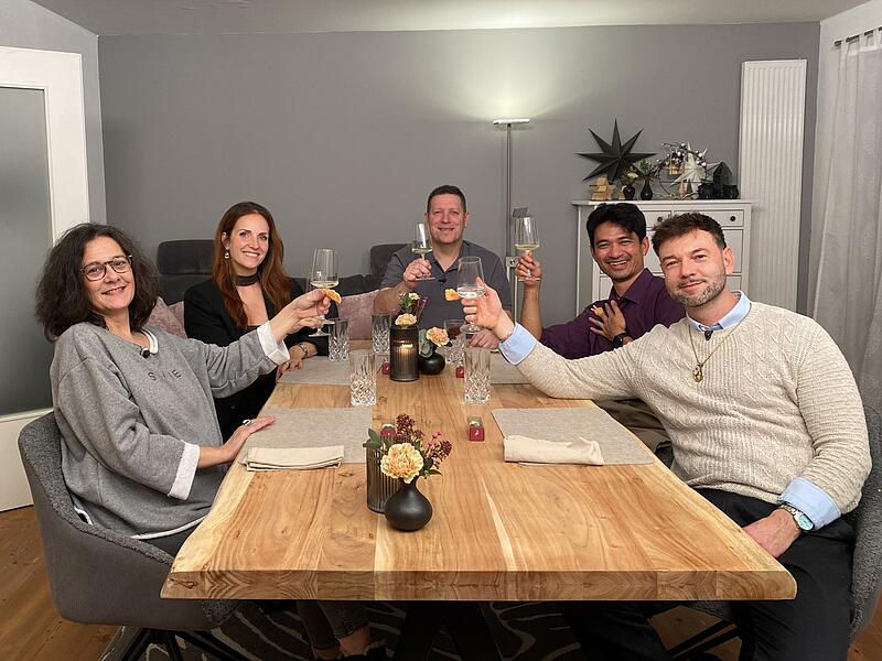 Perfektes Dinner von VOX: Heute ist Schorsch Knorr (Mitte) aus Bischberg der Gastgeber.