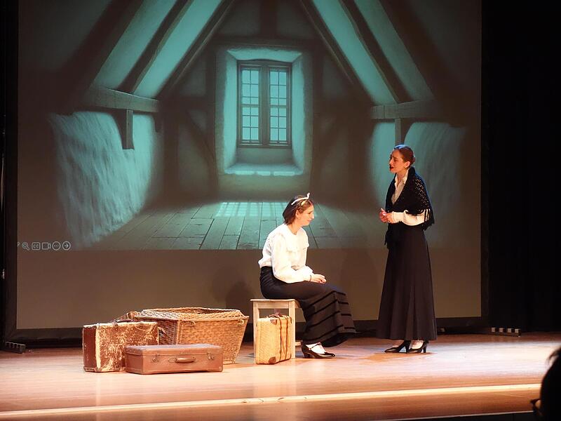 Ernste Themen bewegen Tochter und Mutter (Clara Stehle und Lotte Koenen). Ernste Themen bewegen Tochter und Mutter (Clara Stehle und Lotte Koenen).