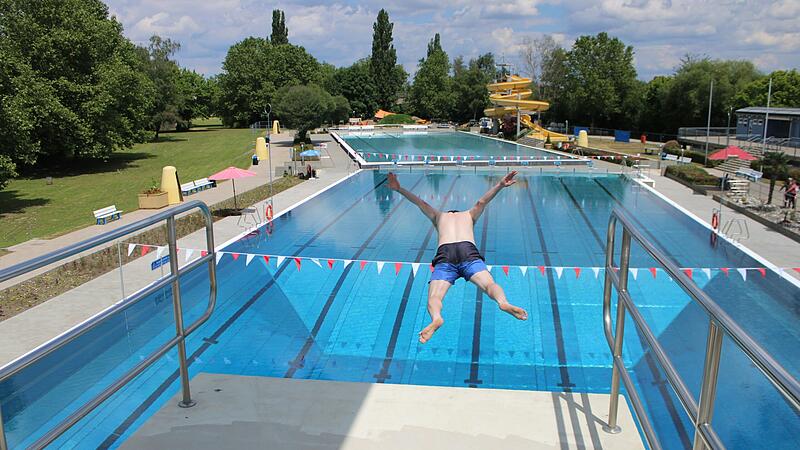 Mit einem beherzten Sprung vom Fünf-Meter-Turm eröffnete OB Stefan Güntner die Freibad-Saison 2024 in Kitzingen.