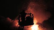 In Alzenau haben Flammen von einer Hecke auf ein Wohnhaus übergegriffen. Symbolbild: Brand, Feuer