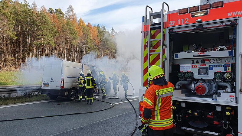 Die Freiwilligen Feuerwehren aus Bad Brückenau und Schondra waren zum Löschen auf der Autobahn A7 im Einsatz: Die Freiwilligen Feuerwehren aus Bad Brückenau und Schondra waren zum Löschen auf der Autobahn A7 im Einsatz: