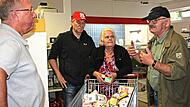 Landrat Klaus L&ouml;ffler (Zweiter v. li.) bei seiner Tour durch den Landkreis mit &bdquo;L&auml;dla&ldquo;-Fahrer Heinz Henninger (re.) und Sabine Hock vom Team des &bdquo;L&auml;dla&ldquo;.Veronika Schadeck
