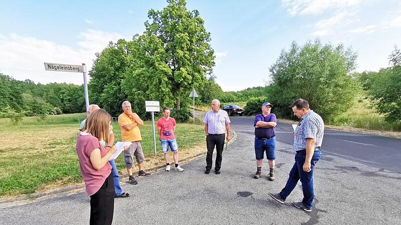 Ab dieser Einm&uuml;ndung der Stra&szlig;e N&auml;geleinsberg soll der Kirchklingenweg iin Unterpreppach ausgebessert werden, beschloss der Bauausschuss mit B&uuml;rgermeister J&uuml;rgen Hennemann (Dritter von rechths).