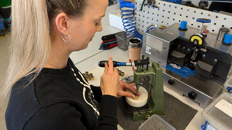 Bei der Kugellagermontage bei RWG in Höchstadt kommt es auf höchste Präzision im Bereich von tausendstel Millimetern an.