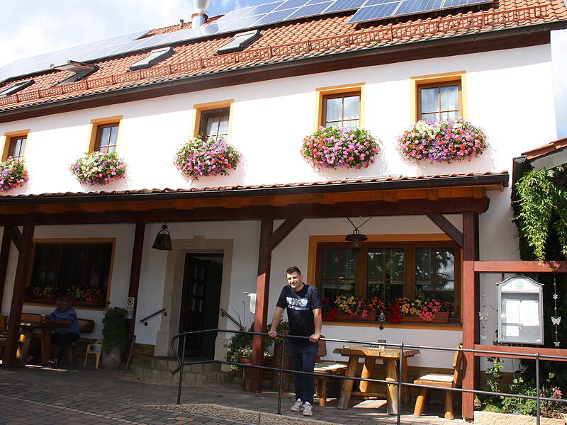 Wirt Tobias Brendel vor dem Gasthaus zum Felsentor in Türkelstein.