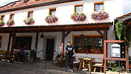 Wirt Tobias Brendel vor dem Gasthaus zum Felsentor in Türkelstein.