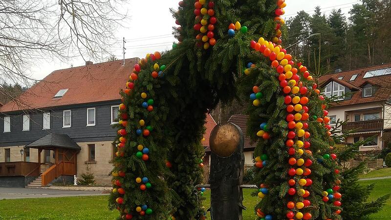 Osterbrunnen neben der Wallfahrtskirche in Glosberg