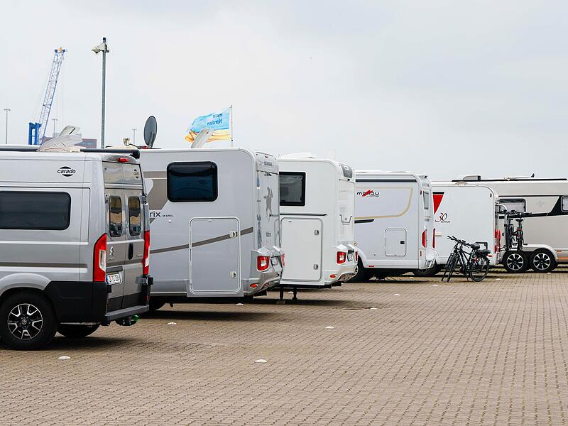 Wohnmobile und Campervans können eine teure Anschaffung sein. Ein Kunde hatte fast 50.000 Euro Anzahlung auf bei einem Wohnmobilunternehmen in Höchstadt geleistet. Weil das bestellte Fahrzeug nie geliefert wurde, landete der Fall 2025 beim Amtsgericht in Erlangen. (Symbolbild)