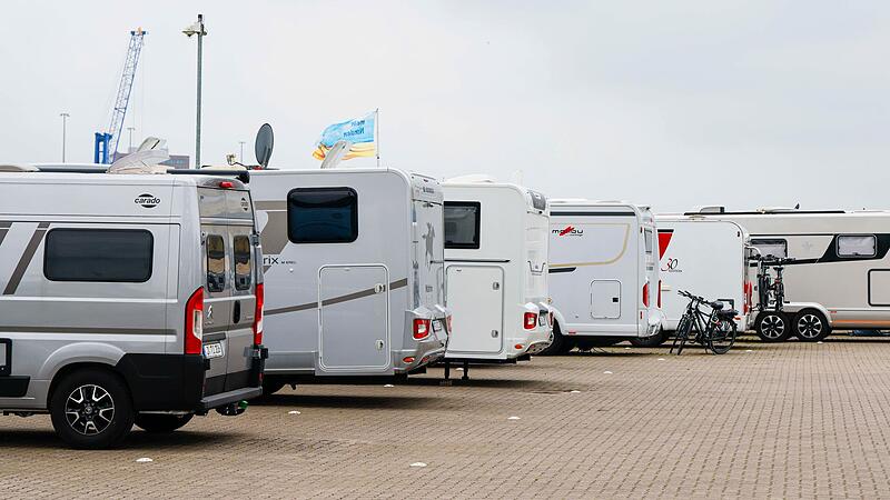 Wohnmobile und Campervans können eine teure Anschaffung sein. Ein Kunde hatte fast 50.000 Euro Anzahlung auf bei einem Wohnmobilunternehmen in Höchstadt geleistet. Weil das bestellte Fahrzeug nie geliefert wurde, landete der Fall 2025 beim Amtsgericht in Erlangen. (Symbolbild)