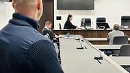 Der 39-jährige Angeklagte aus Eckental (rechts) hat vor dem Landgericht die Missbrauchsvorwürfe zugegeben.