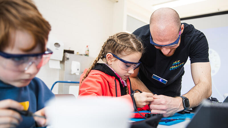 NEO Bamberg Hier ist Fingerspitzengefühl gefragt. Betreuer Niklas Löffler unterstützt die Kinder bei ihrem Projekt.