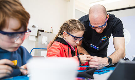 NEO Bamberg Hier ist Fingerspitzengefühl gefragt. Betreuer Niklas Löffler unterstützt die Kinder bei ihrem Projekt.