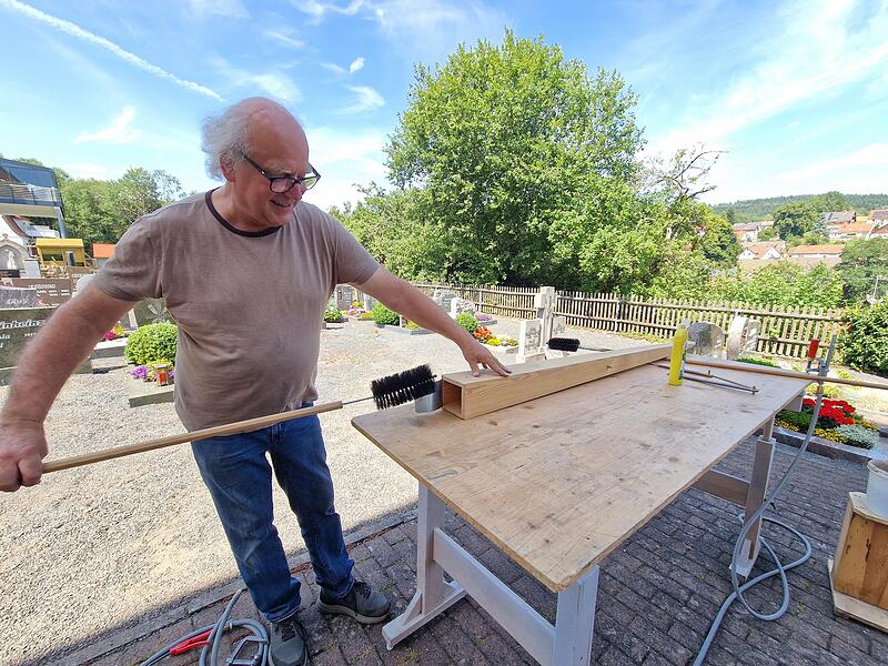 Mit einer Art überdimenssionaler Flaschenbürste wird eine der großen Orgelpfeifen von Christoph Schindler gereinigt. Mit einer Art überdimenssionaler Flaschenbürste wird eine der großen Orgelpfeifen von Christoph Schindler gereinigt.