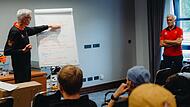 Bundestrainer Gordon Herbert erklärt den Nationalspielern seinen Plan in diesem Sommer. DBB-Vizepräsident Armin Andres (rechts) hört zu.