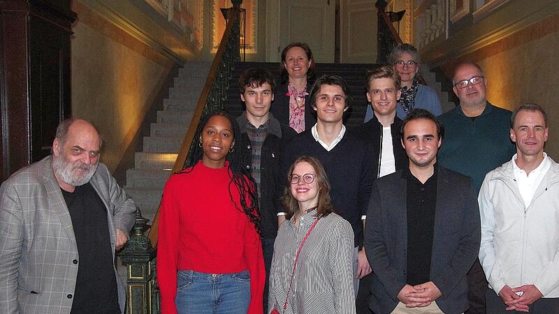Unser Foto zeigt ( von links, hinten) Christiane Weber, Sonia Simmenauer und Manuel Brug, sowie (Mitte) Jérémie Moreau, Simon Haje, Simon Bürki und (vorne) Thomas Ahnert, Jeneba Kanneh-Mason, Onute Grazinyte, Illia Ovcharenko sowie Alexander Stein...