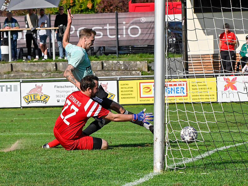 Sebastian Kunick netzt gegen den Einberger Torh&uuml;ter Christian Heubner zum 1:1-Ausgleich ein.