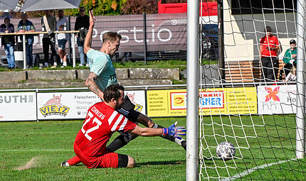 Sebastian Kunick netzt gegen den Einberger Torh&uuml;ter Christian Heubner zum 1:1-Ausgleich ein.