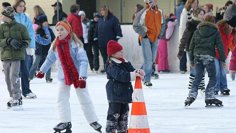 Die Kulmbacher Eisbahn bietet winterlichen Spaß für alle Altersgruppen. Die Kulmbacher Eisbahn bietet winterlichen Spaß für alle Altersgruppen.
