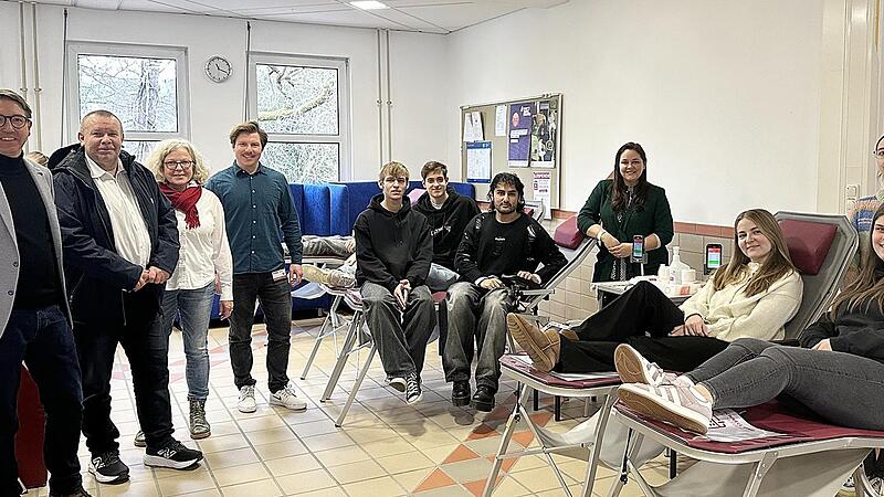 Freuen sich über einen gelungen Blutspendetermin in der FOSBOS Bad Neustadt (von links): Schulleiter, Oberstudiendirektor Christian Dahl, BRK Kreisgeschäftsführer Ralf Baumeister, Petra Fuchs, Leiterin Sozialarbeit beim BRK, Leon Lipecki (Blutspen...