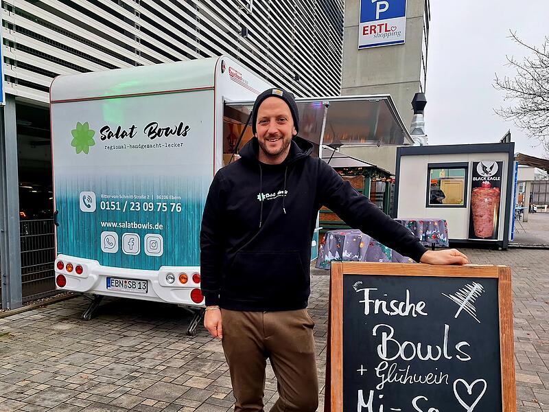 Sebastian Skorepa bietet seit Anfang Dezember vor dem Ertl-Shoppingcenter frische Salatbowls an.
