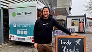 Sebastian Skorepa bietet seit Anfang Dezember vor dem Ertl-Shoppingcenter frische Salatbowls an.